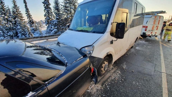 Пять человек пострадали в массовом ДТП с микроавтобусом в Удмуртии