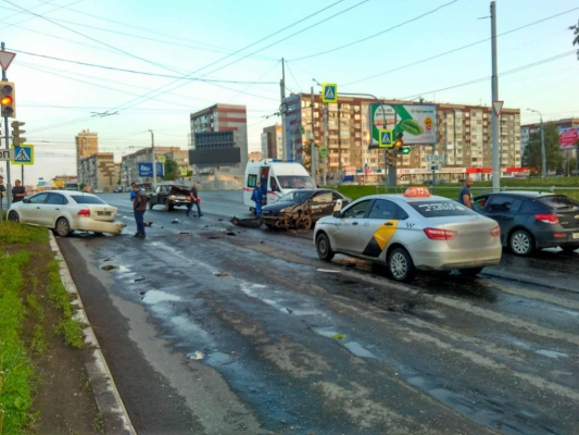 Четыре автомобиля попали в ДТП по вине пьяного водителя в Ижевске
