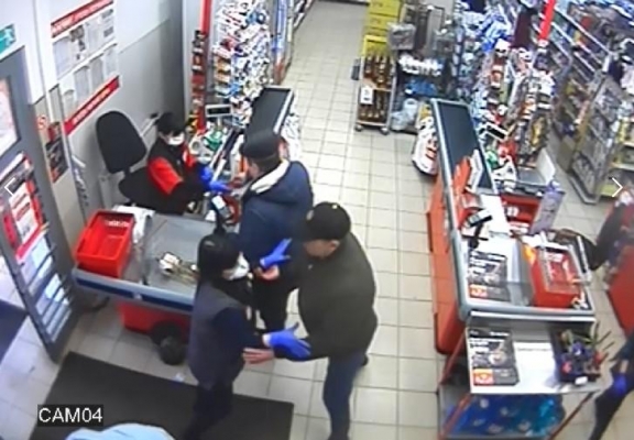 Неизвестный мужчина открыто украл алкоголь в одном из магазинов в Ижевске