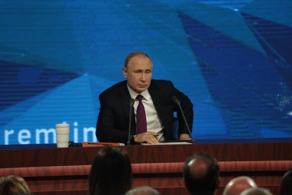 Владимир Путин выступает на пленарном заседании Петербургского форума