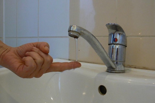 На слабый напор воды в жару жалуются жители центрального района Воткинска