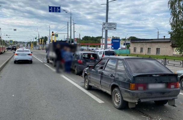 Два легковых автомобиля и грузовик столкнулись в Ижевске