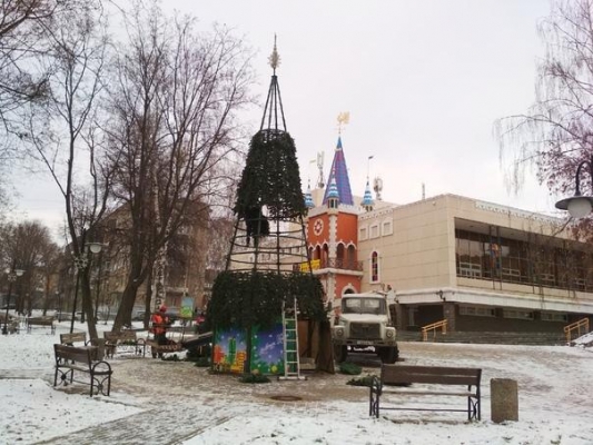 Первую новогоднюю елку начали устанавливать в Ижевске