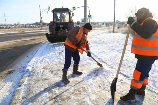 Улицы Ижевска расчищают от снега и льда 84 спецмашины