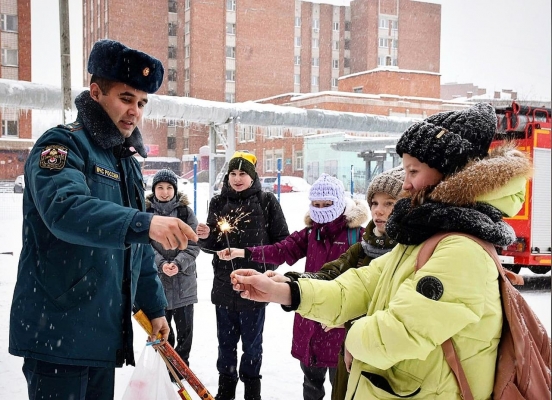 Пожарные Воткинска научили школьников безопасному обращению с пиротехникой