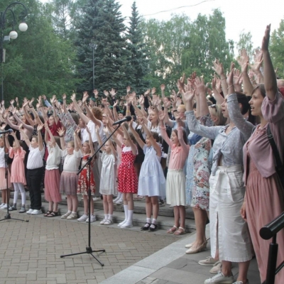 Около 300 человек исполнили песню «Аист на крыше» в Ижевске