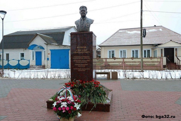 Сквер имени первого президента Удмуртии открыли в Брянске