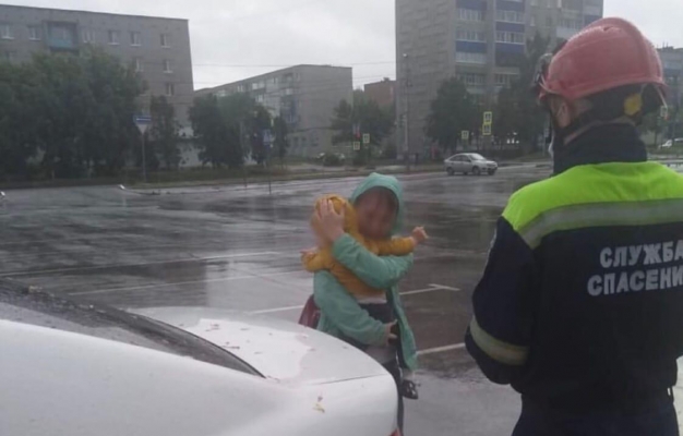 В Сарапуле спасли запертого в автомобиле двухлетнего ребенка