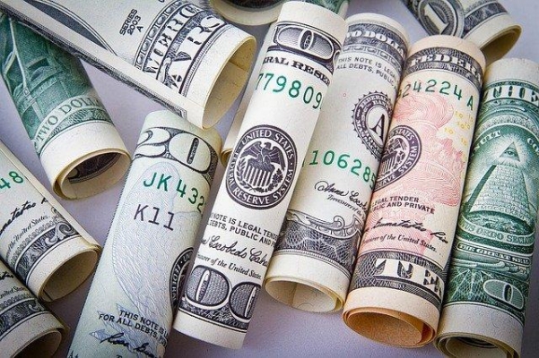 Курс доллара завершил пятничные торги ростом к отметке 70,6 рубля