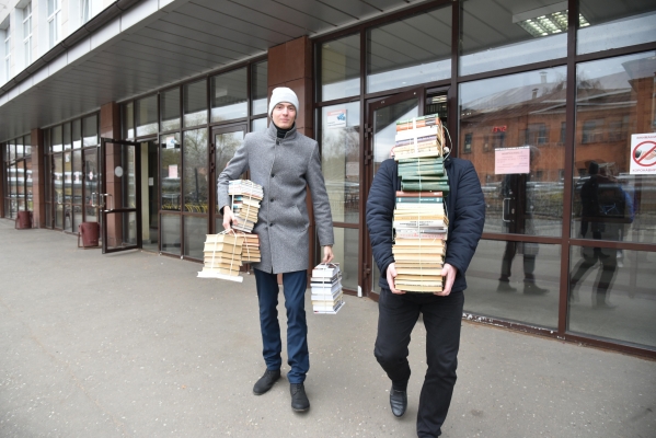 В Удмуртии проходит акция по сбору книг для жителей Донбасса