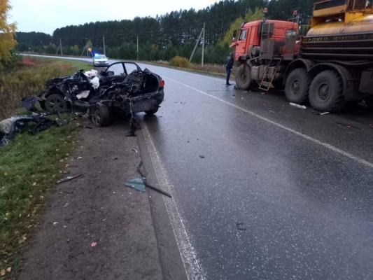 Водитель иномарки погиб в лобовом столкновении с грузовиком на трассе в Удмуртии