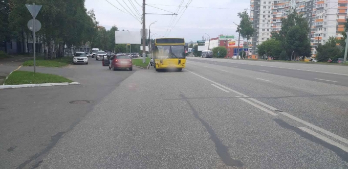 Легковой автомобиль и городской автобус столкнулись в Ижевске