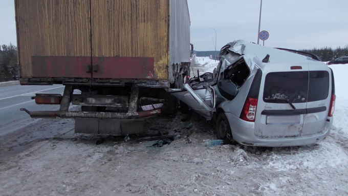 Водитель «Лады» получил травмы в ДТП с грузовиком в Удмуртии