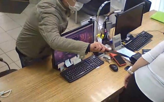 Мужчина с ножом и в медицинской маске ограбил офис микрофинансовой организации