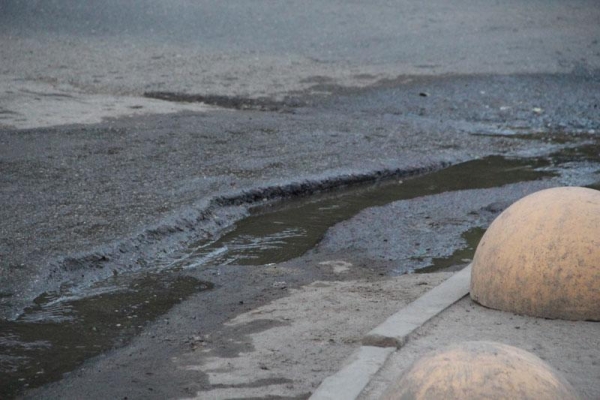 Из-за порыва затопило улицу 10 лет Октября в Ижевске 