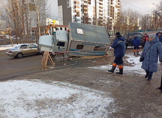 Автомобиль «Ижводоканала» упал в яму во время ремонта водопровода в Ижевске