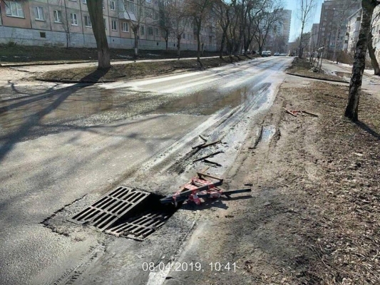 В Ижевске на улице Коммунаров образовался провал