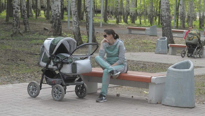 Власти Удмуртии разрешили мамам с грудными детьми в колясках гулять во дворах