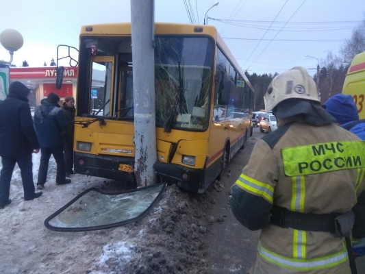 Пассажирский автобус врезался в столб в Ижевске