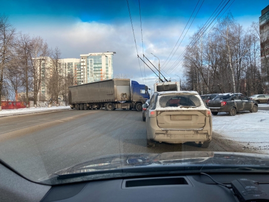 Фура столкнулась с троллейбусом и автомобилем в Ижевске