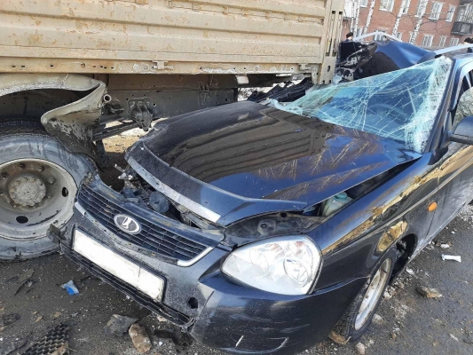 Лишенный прав водитель легкового автомобиля протаранил грузовик в Удмуртии