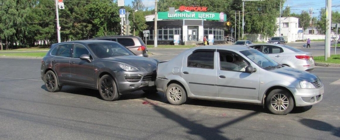 В столкновении двух автомобилей в Ижевске женщина и ребенок получили травмы