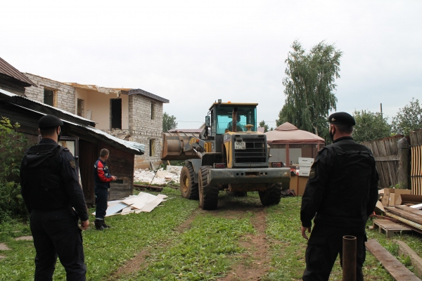 Незаконно построенный дом снесли в Ижевске