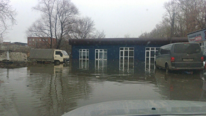 Воды реки Иж подтопили складские помещения в Ижевске