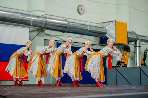 Воткинский завод отметил День российского флага концертом в рабочий полдень