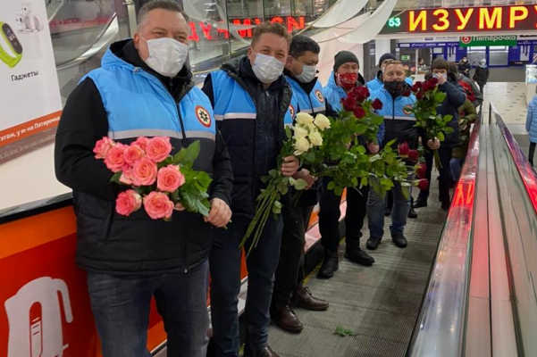 ​Представители Совета отцов Удмуртии дарили цветы женщинам Ижевска в День матери