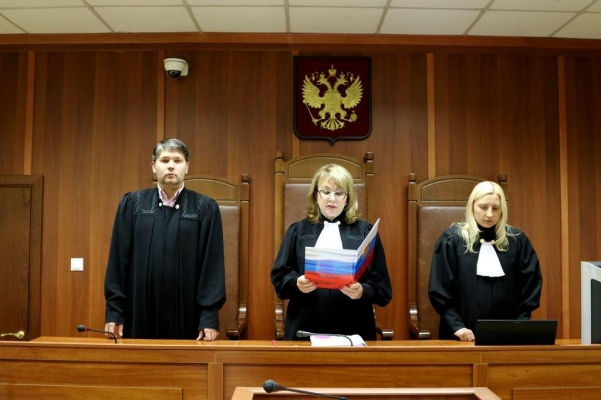 Верховный суд России сохранил обязательный масочный режим в стране