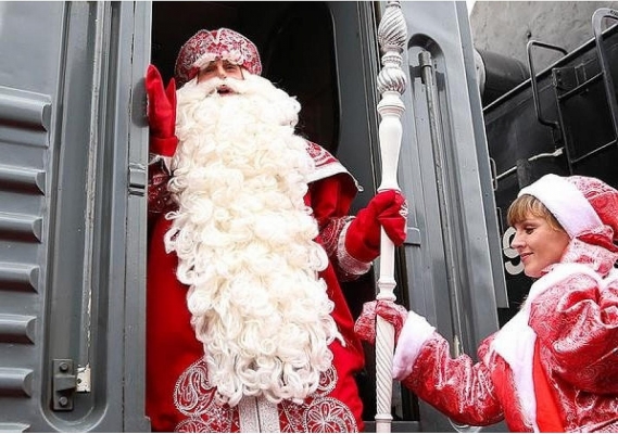 Деды Морозы и Снегурочки смогут бесплатно ездить на пригородных поездах в Удмуртии
