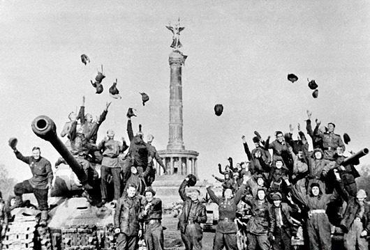 2 мая 1945 года капитулировал гарнизон немецких войск в Берлине