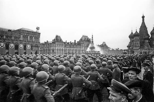 77 лет назад на Красной площади состоялся Парад Победы
