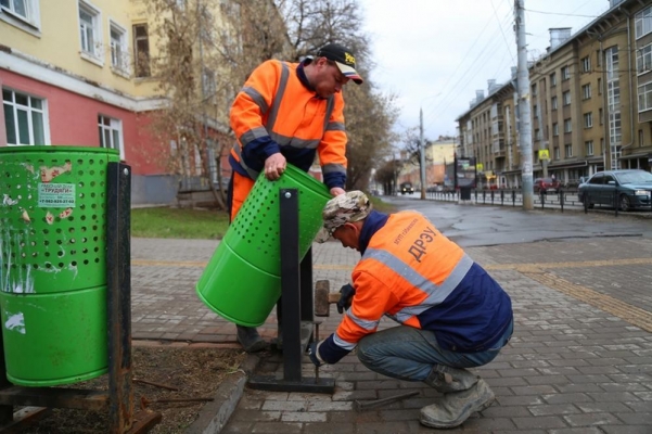 70 новых урн установили на улицах Ижевска в день Всероссийского субботника