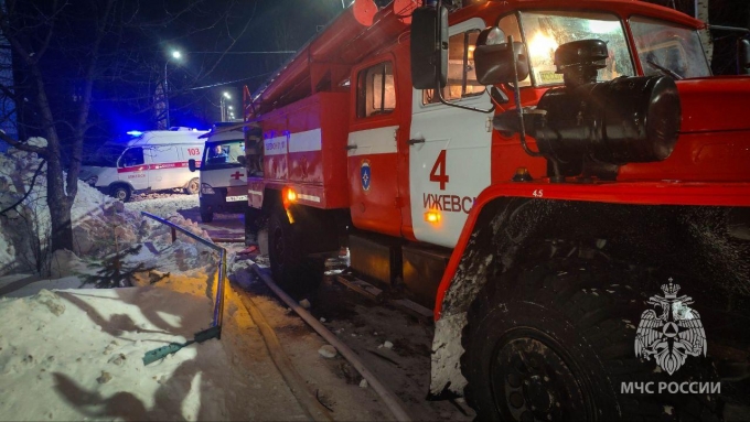 Двоих детей и женщину спасли на пожаре в Ижевске