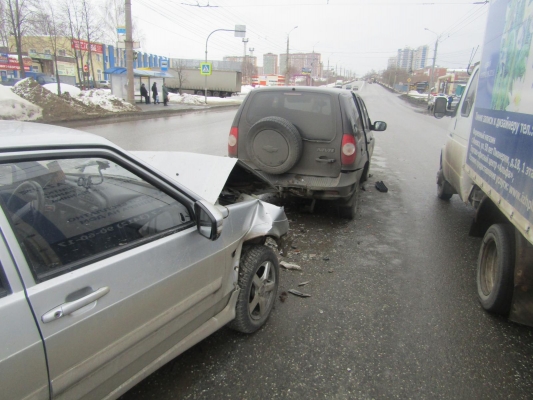 Пьяный водитель без прав столкнулся с попутно ехавшим автомобилем в Ижевске