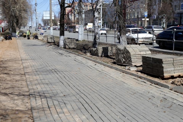 Брусчатый тротуар у Вишневого сквера в Ижевске восстановят к началу мая