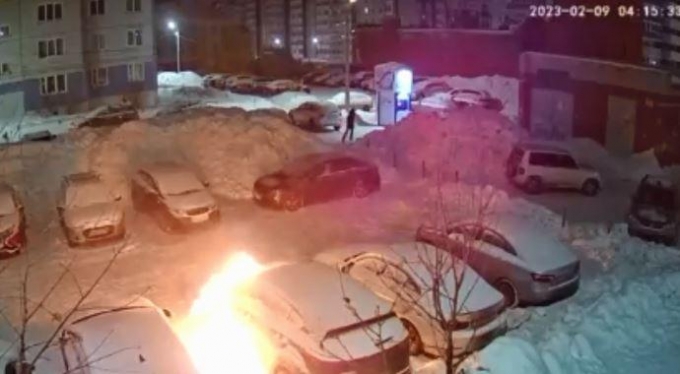 Мужчина в черном поджег автомобиль на Ильфата Закирова в Ижевске