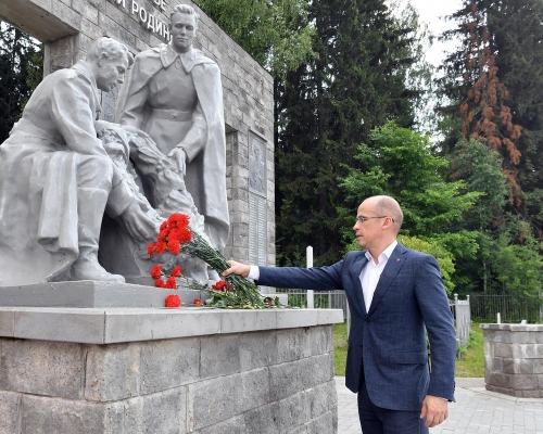 Александр Бречалов возложил цветы к Воинскому мемориалу умершим от ран в госпиталях Ижевска в годы ВОВ