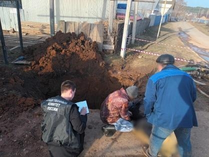 Работника насмерть засыпало при обвале грунта в Алнашах