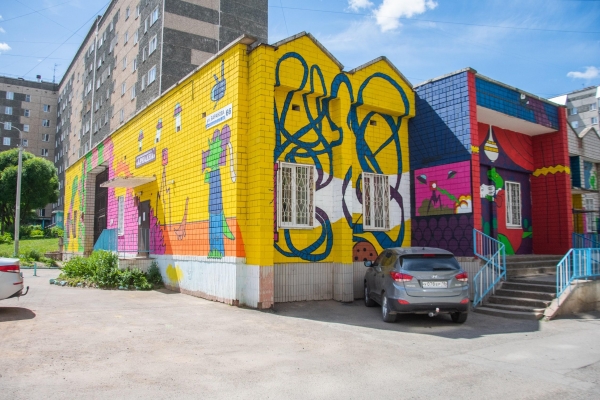 Молодые художники раскрасили в Ижевске фасады шести домов