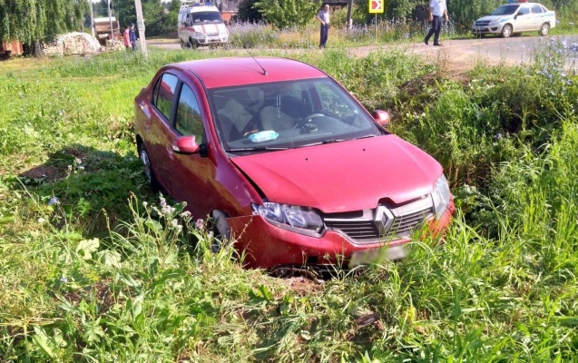 Две девочки пострадали в результате опрокидывания автомобиля в Удмуртии