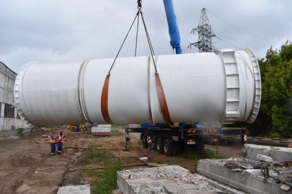 В Ижевске на стройплощадку новой котельной доставили гигантские дымовые трубы