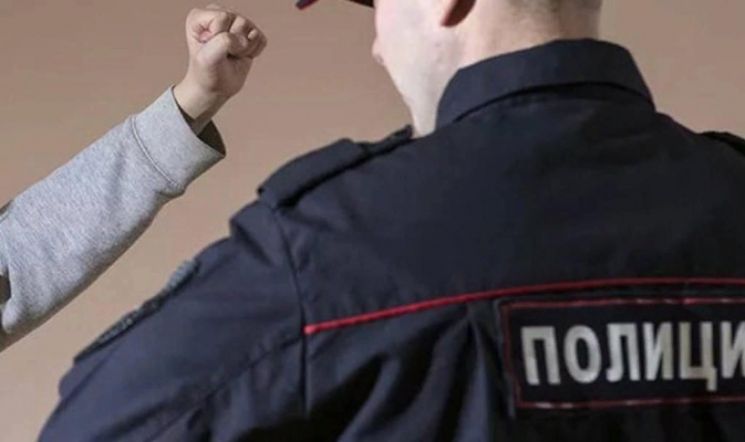 39-летняя жительница Ижевска ударила полицейского кулаком в грудь