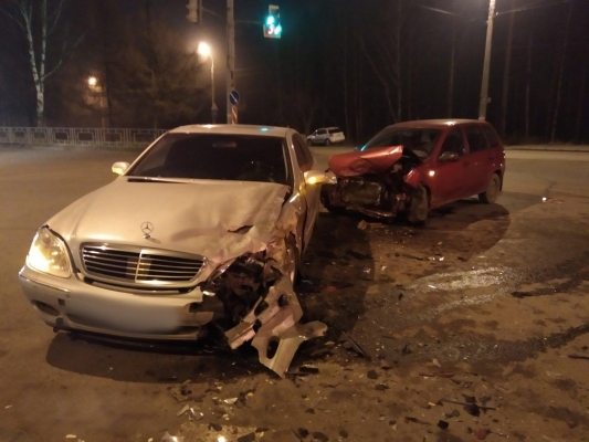 Водитель и двое малолетних детей получили травмы при столкновении автомобилей в Ижевске