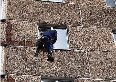 В Ижевске спасатели помогли пенсионерке, забравшись в ее квартиру через окно