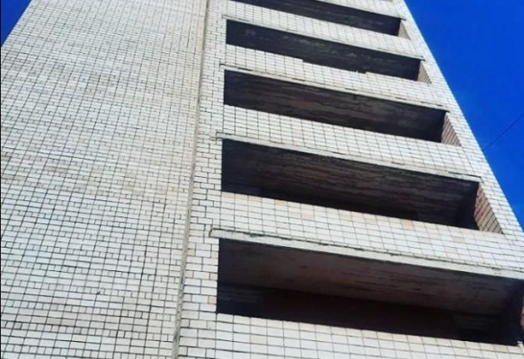 В Ижевске мужчина упал с балкона пятого этажа