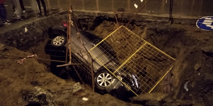 Автомобиль полностью провалился в яму на улице Авангардная в Ижевске