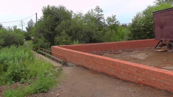 Прокуратура подтвердила незаконность строительства здания вблизи речки в поселке Балезино в Удмуртии 